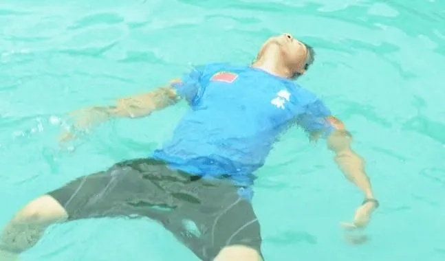 第一次跟游泳教练下水该注意什么？
